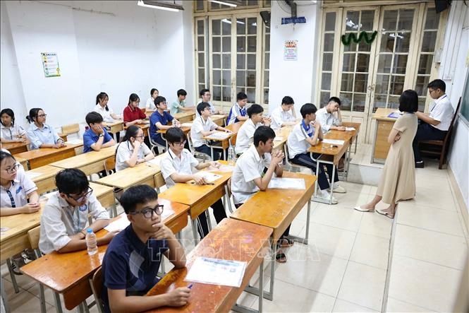 Thí sinh trước giờ làm bài thi môn Ngữ văn tại điểm thi Trường THPT Trần Phú - Hoàn Kiếm. Ảnh: Thanh Tùng - TTXVN